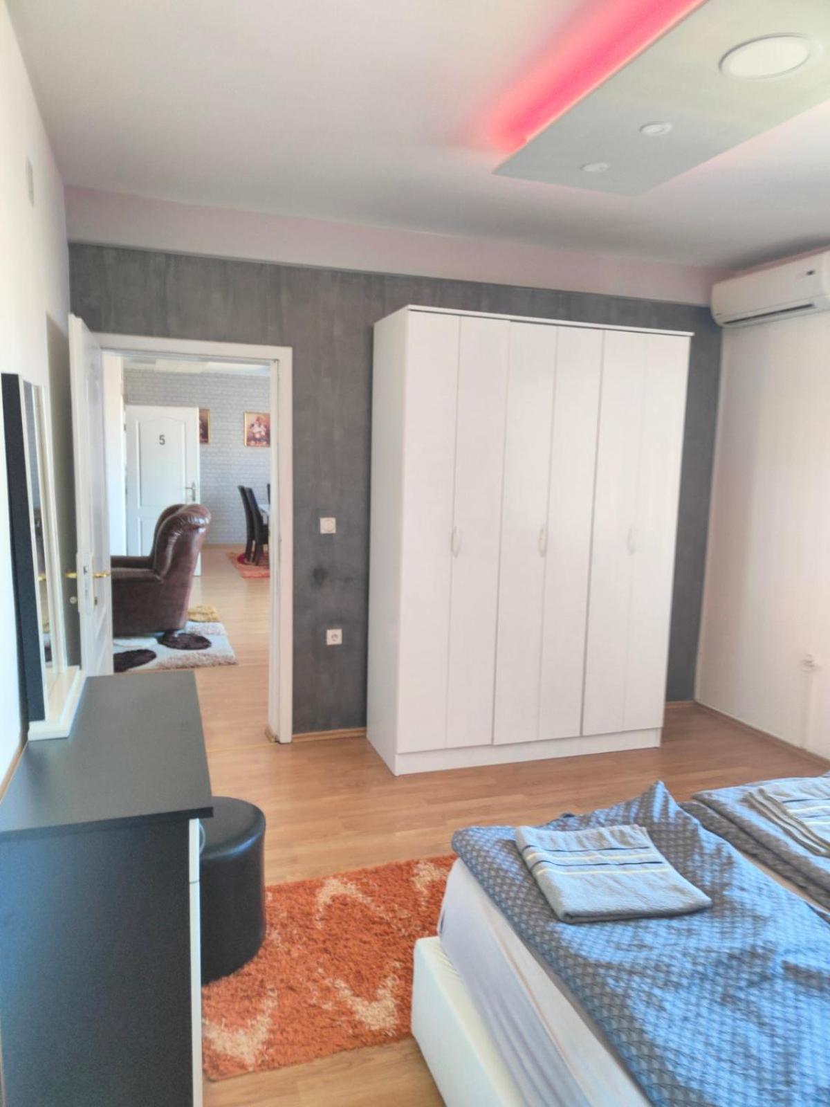 Aleksandar, Bn Centar Apartment